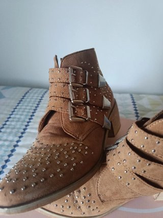 Botines Xti Marrones Tachuelas Hebillas