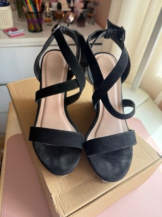 Sandalias de cuña New Look negras 9cms