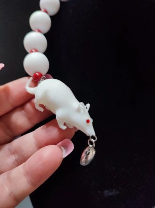 Mice kiss necklace