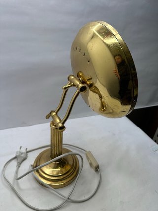 Lampada da tavolo dorata con filo