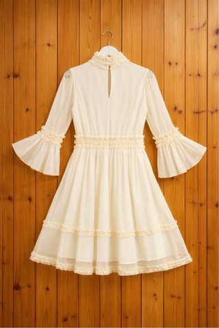 Vestido blanco evento plumeti y volantes