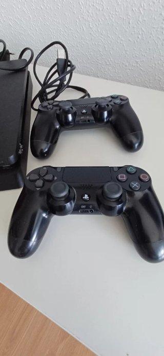 Consola PS4 1TB Negra y dos mandos inhalambricos.