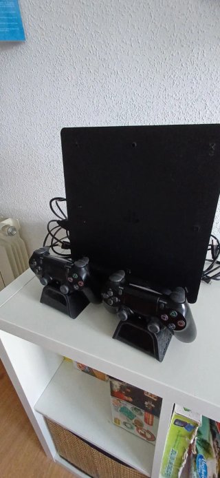 Consola PS4 1TB Negra y dos mandos inhalambricos.