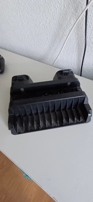 Consola PS4 1TB Negra y dos mandos inhalambricos.