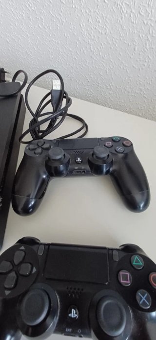 Consola PS4 1TB Negra y dos mandos inhalambricos.