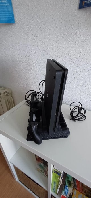 Consola PS4 1TB Negra y dos mandos inhalambricos.
