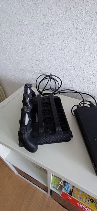 Consola PS4 1TB Negra y dos mandos inhalambricos.