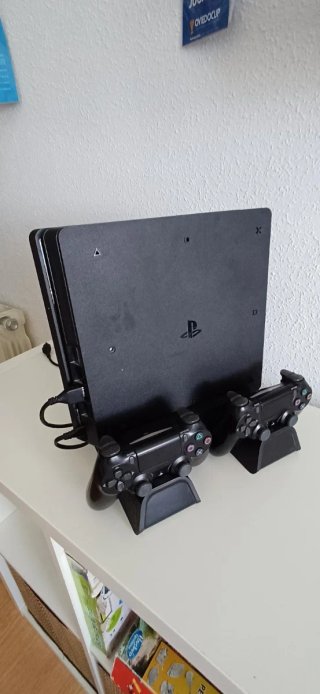 Consola PS4 1TB Negra y dos mandos inhalambricos.