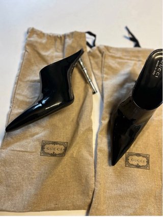 Mules Gucci in charol nero con custodia protettiva, perfette