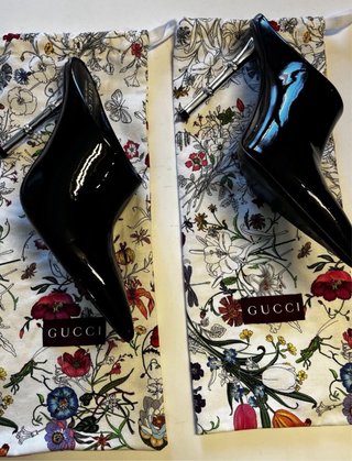 Mules Gucci in charol nero con custodia protettiva, perfette