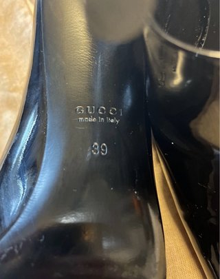 Mules Gucci in charol nero con custodia protettiva, perfette