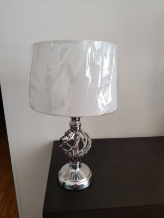 Lámpara de mesa cromada sin estrenar