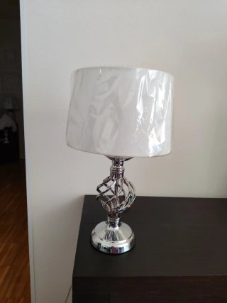 Lámpara de mesa cromada sin estrenar