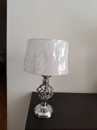 Lámpara de mesa cromada sin estrenar