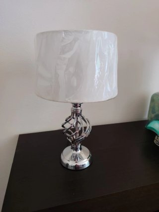 Lámpara de mesa cromada sin estrenar