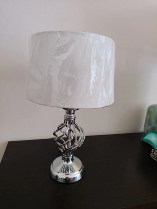 Lámpara de mesa cromada sin estrenar