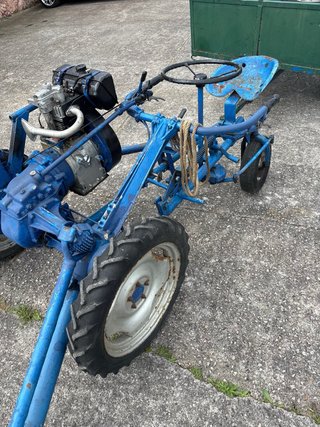 Segadora con carro y asiento