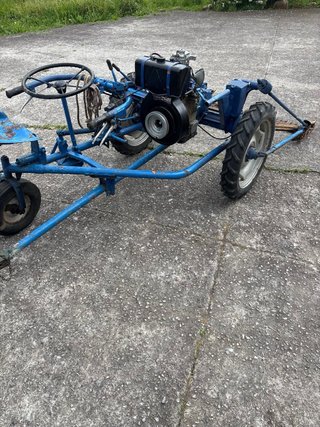 Segadora con carro y asiento