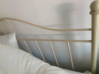 Cama de forja 150cm con 2 lamparas de techo.