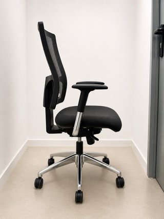 Silla de oficina Limobel negra y plateada