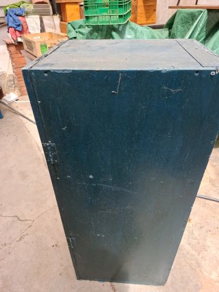 Armario de madera azul para herramientas