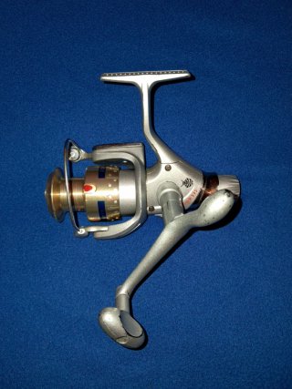 Carrete de pesca plateado