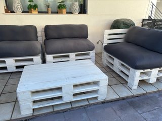 Sofá y mesa de palets para exterior