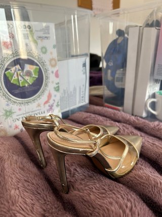 Tacones dorados Zara Talla 36