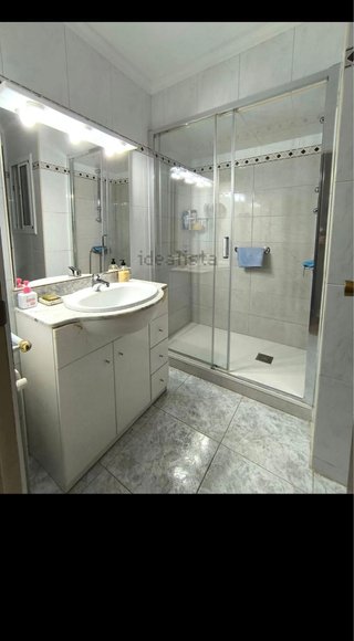 Mueble de baño con lavabo y espejo