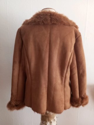 Chaquetón marrón con bordado