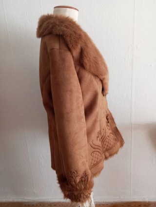 Chaquetón marrón con bordado