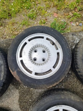 5 Llantas GT Turbo F1 excepto la de repuesto.