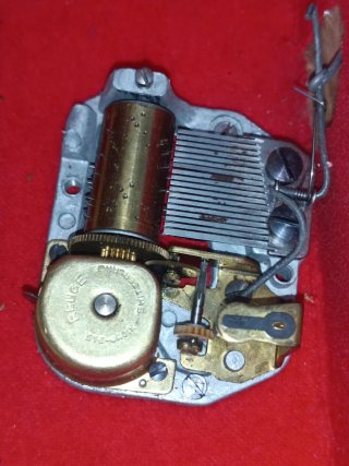 Caja joyero música Suiza REUGE madera olivo