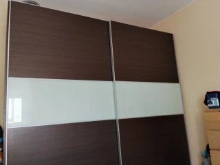 Armario puertas correderas de madera y con cristal