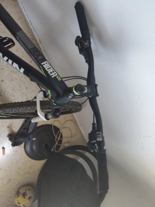 Bicicleta de montaña negra