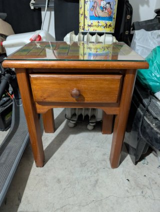 Mesita de madera con tapa de cristal