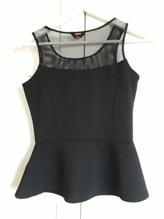 GUESS. Top peplum negro. Talla S