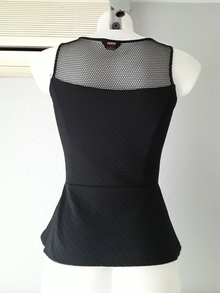 GUESS. Top peplum negro. Talla S