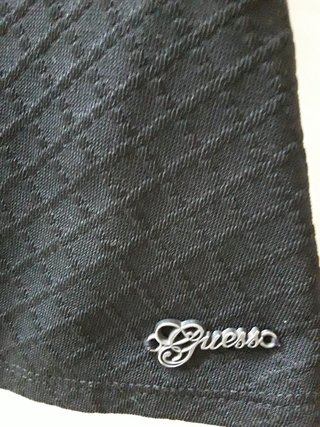 GUESS. Top peplum negro. Talla S