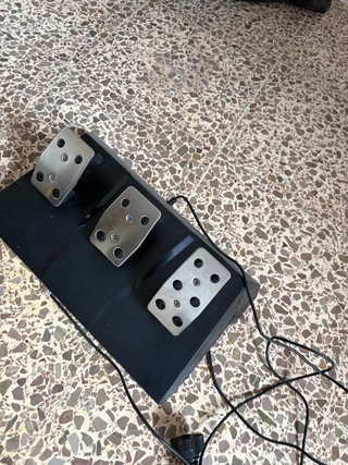 Volante simulador con pedales