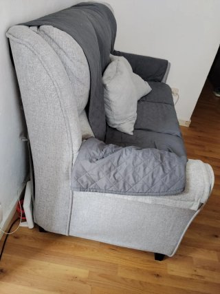Sofá gris con fundas desmontables y lavables