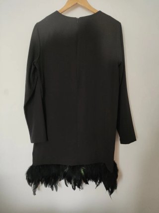 Vestido negro con plumas