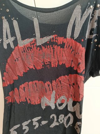 Camiseta con estampado de labios y texto