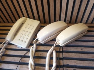3 teléfonos antiguos beige