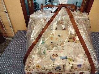 Caja regalo bebé con peluches y productos de baño
