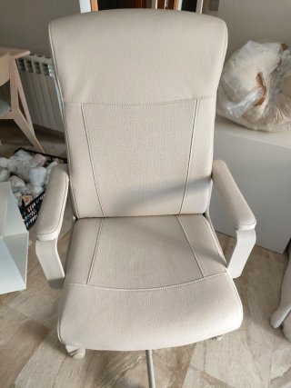 Silla de oficina beige y blanca