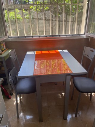 Mesa extensible y 4 sillas.