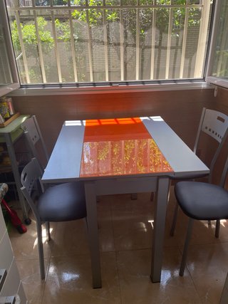 Mesa extensible y 4 sillas.