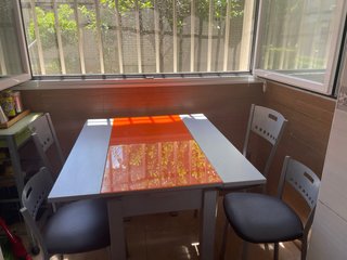 Mesa extensible y 4 sillas.