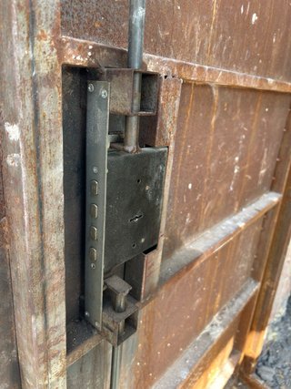 Puerta de seguridad con llave